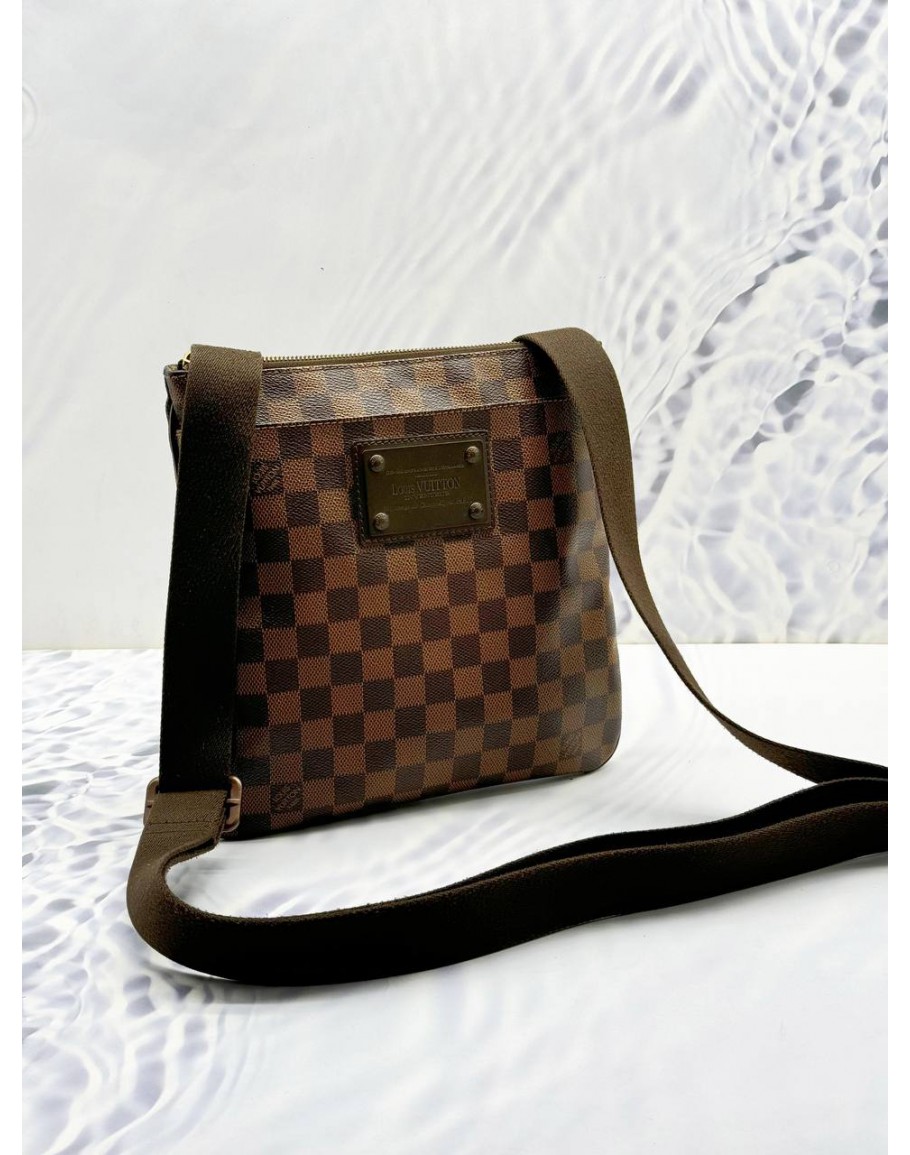 LOUIS VUITTON BROOKLYN FLAT CROSSBODY BAG IN BROWN DAMIER EBENE CANVAS